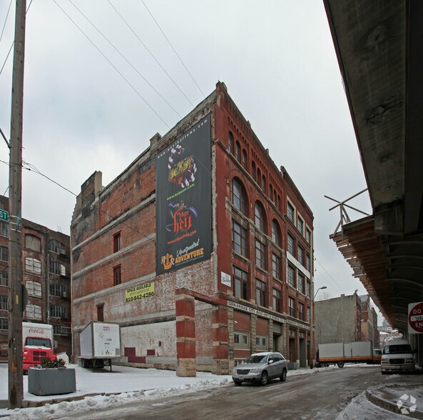 More Photos Of 1324 W 12th St, Kansas City Flex For Lease