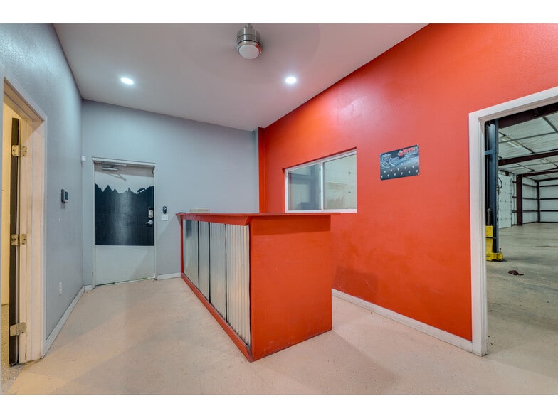 More Photos Of 1612 Shenandoah Dr, Cedar Park Warehouse For Sale