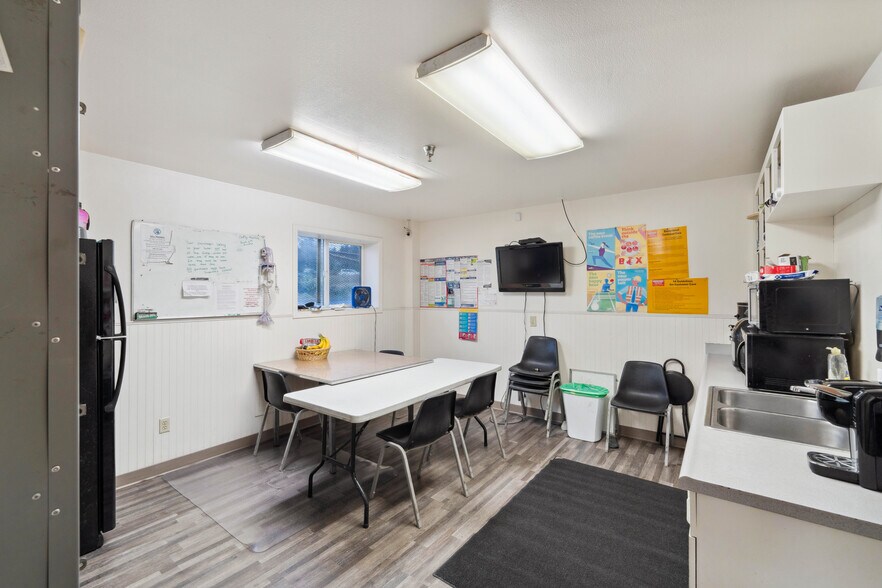 More Photos Of 1385 Newmark Ave, Coos Bay Supermarket For Sale