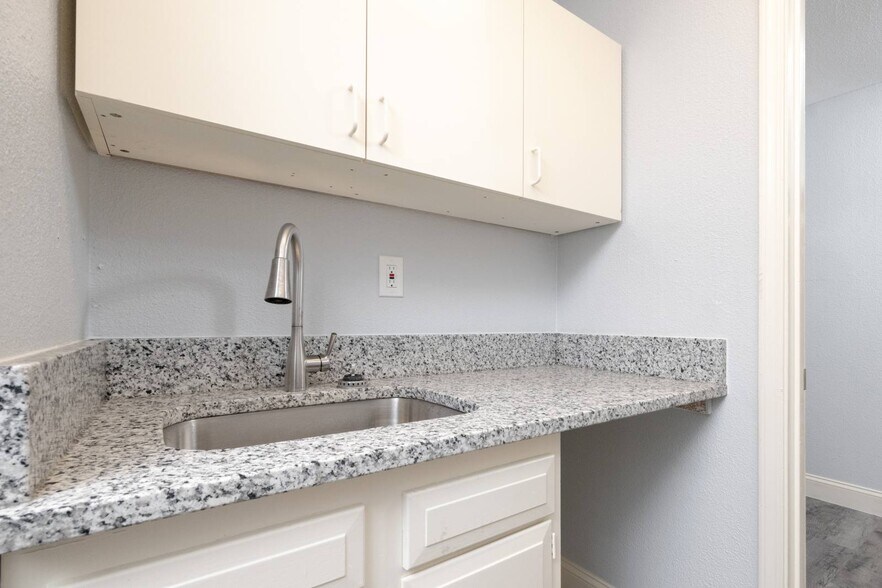 More Photos Of 2401 Garden Park Ct, Arlington Office Residential For Lease