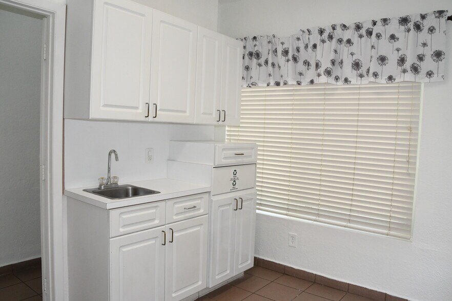 More Photos Of 1920 SW 22nd St, Miami Medical For Lease