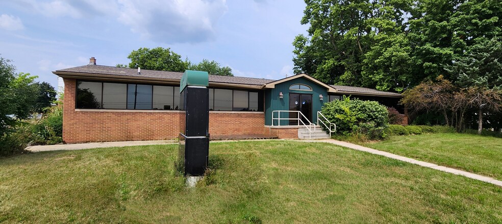 Primary Photo Of 3526 W Saginaw St, Lansing Medical For Sale