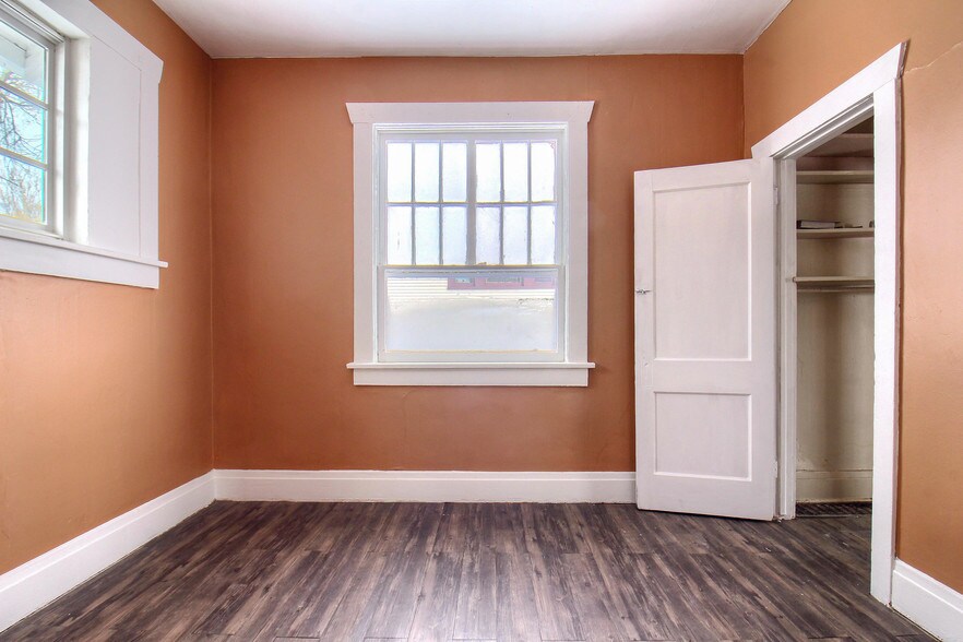 More Photos Of 2555 Sheridan Blvd, Edgewater Storefront Retail Office For Sale