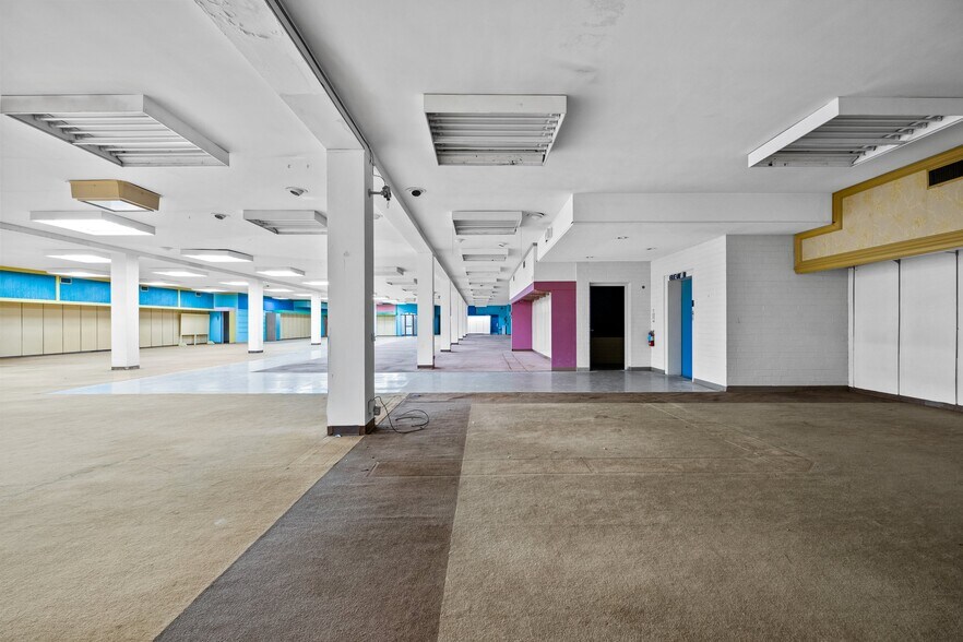 More Photos Of 111 S Main St, Salisbury Office For Sale