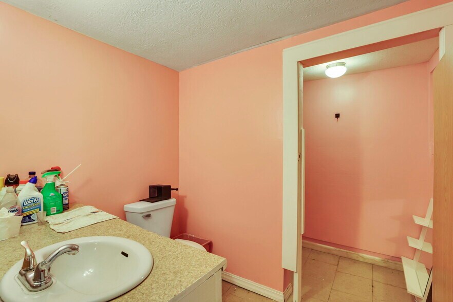 More Photos Of 11472 Broad St SW, Pataskala Bar For Lease