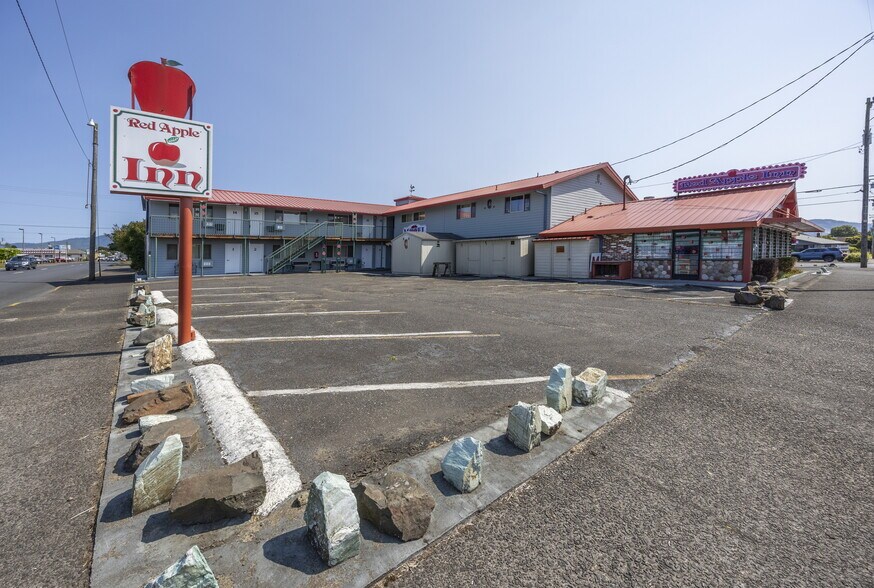 More Photos Of 815 Main Ave, Tillamook Hotel For Sale