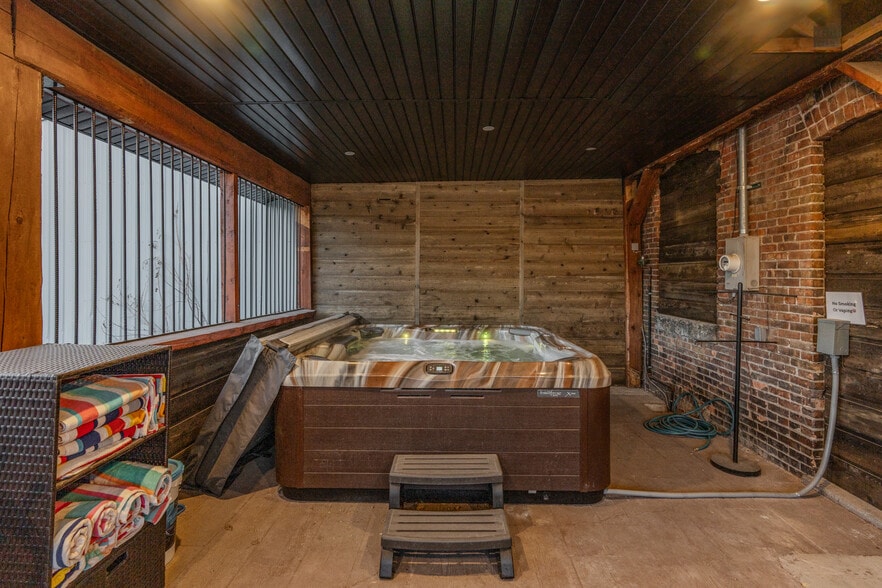 More Photos Of 417 Main St, Ashton Specialty For Sale