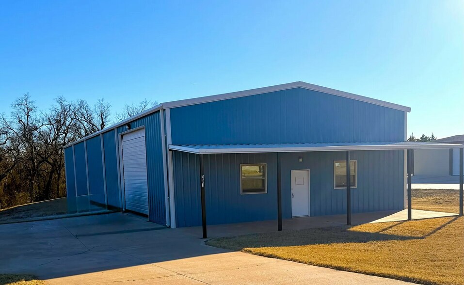 More Photos Of 301 Koloa Ave, Edmond Warehouse For Sale