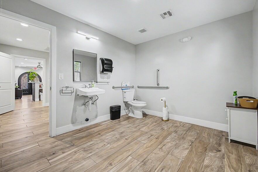 More Photos Of 6470 W Desert Inn Rd, Las Vegas Medical For Sale