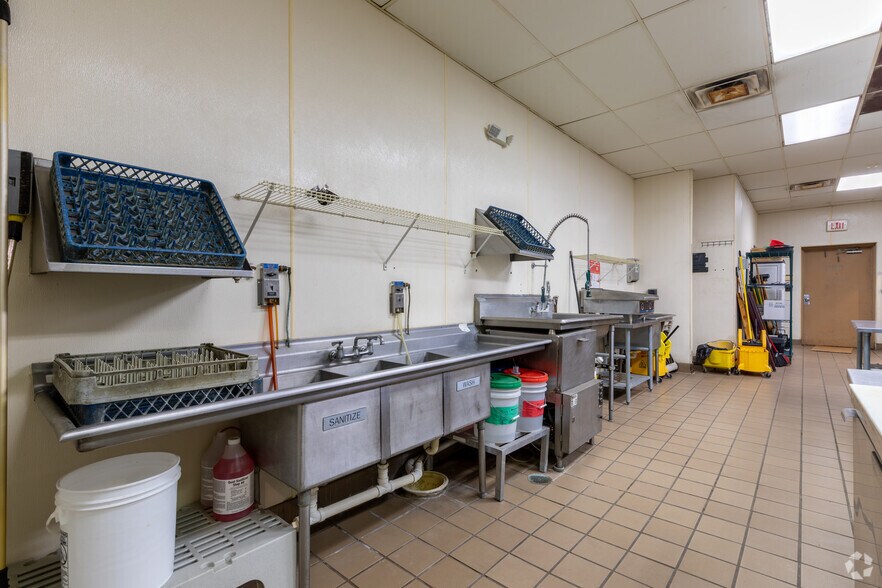 More Photos Of 1660 Fort St, Lincoln Park Bar For Sale