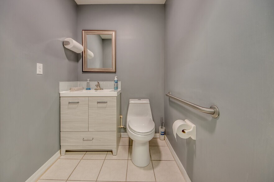 More Photos Of 4426 SE 16th Pl, Cape Coral Office For Lease