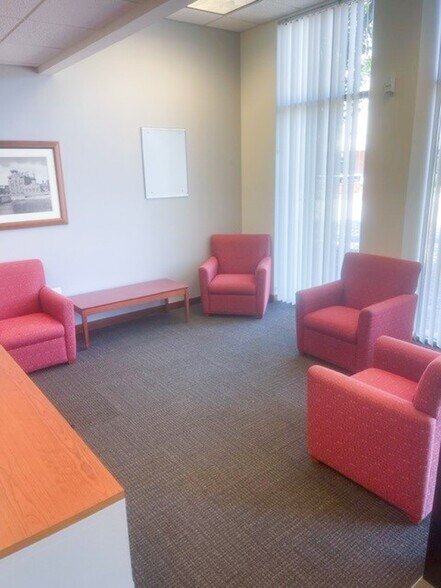 More Photos Of 409 S 1st St, St Charles Bank For Lease