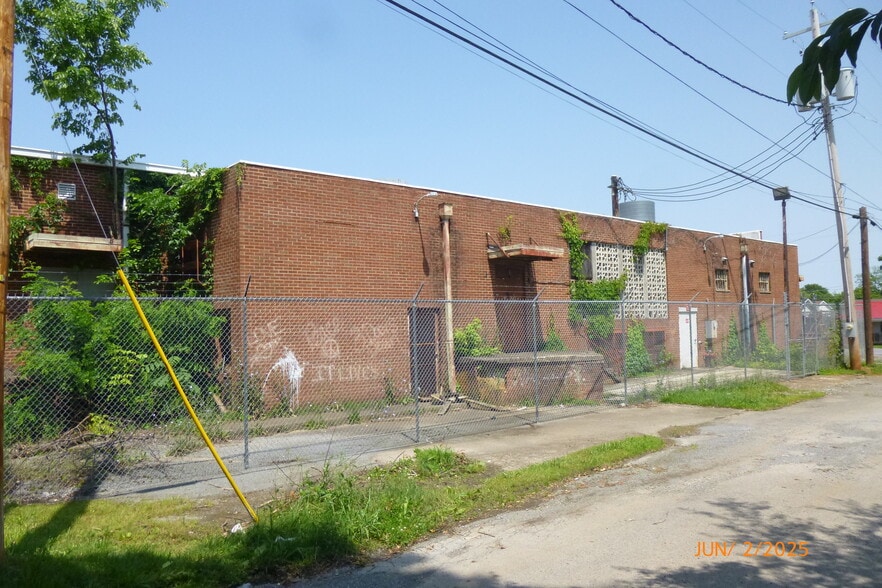 More Photos Of 1103-1115 N Roan St, Johnson City Supermarket For Sale