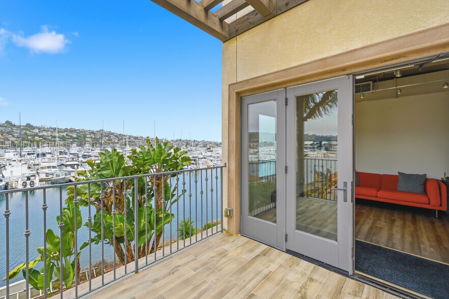 More Photos Of 1551 Shelter Island Dr, San Diego Hotel For Lease