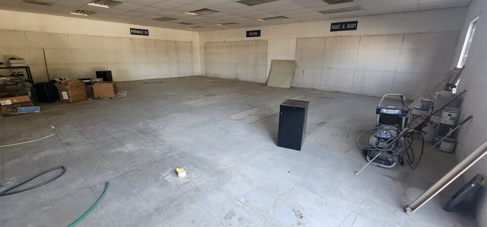 More Photos Of 284 S Center St, Pierson Auto Repair For Lease