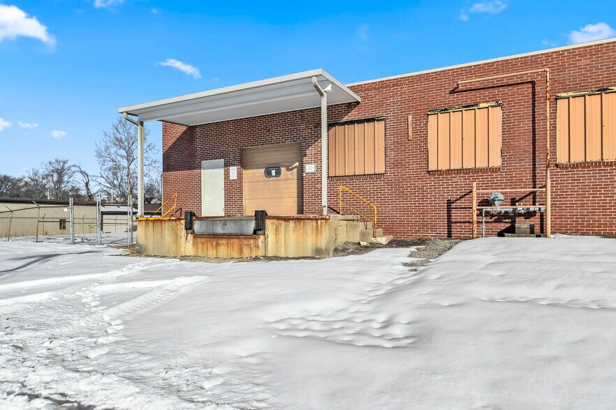 More Photos Of 901 N MacArthur Blvd, Springfield Warehouse For Lease