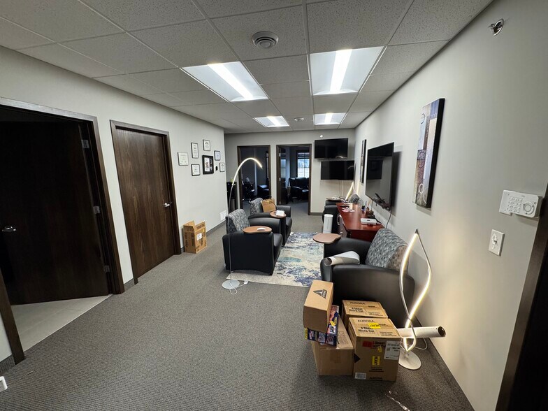 More Photos Of 906 Inwood Ave N, Oakdale Office For Lease