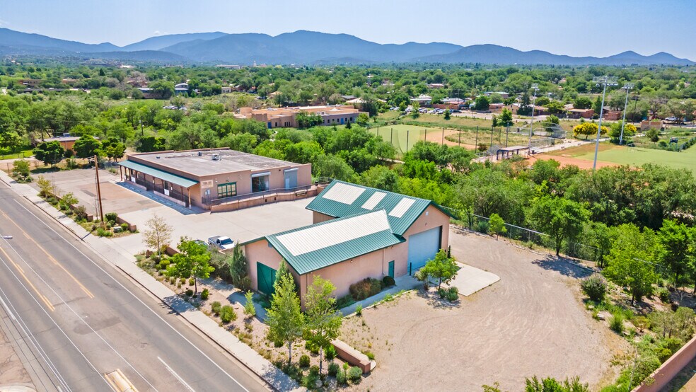 More Photos Of 1202 W Alameda St, Santa Fe Showroom For Lease