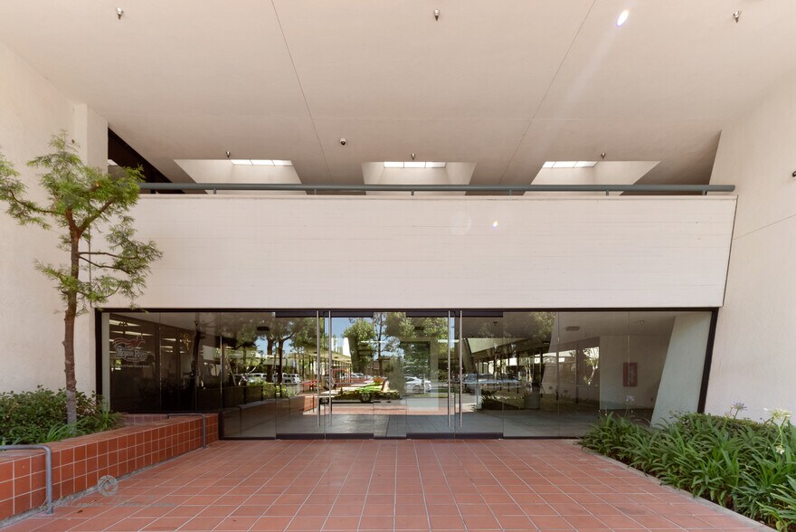 More Photos Of 1601 New Stine Rd, Bakersfield Office For Lease