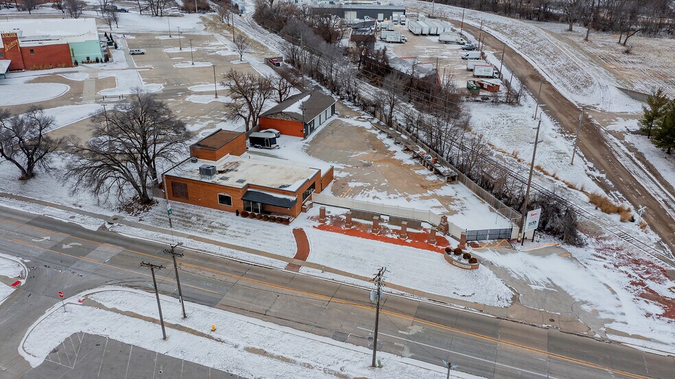 More Photos Of 101 Ashworth Rd, West Des Moines Showroom For Sale