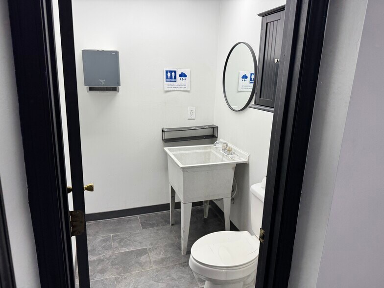 More Photos Of 2029 Brookside Ln, Kingsport Industrial For Sale