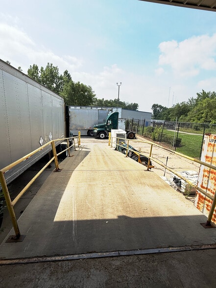More Photos Of 825 Commerce Dr, South Elgin Truck Terminal For Lease