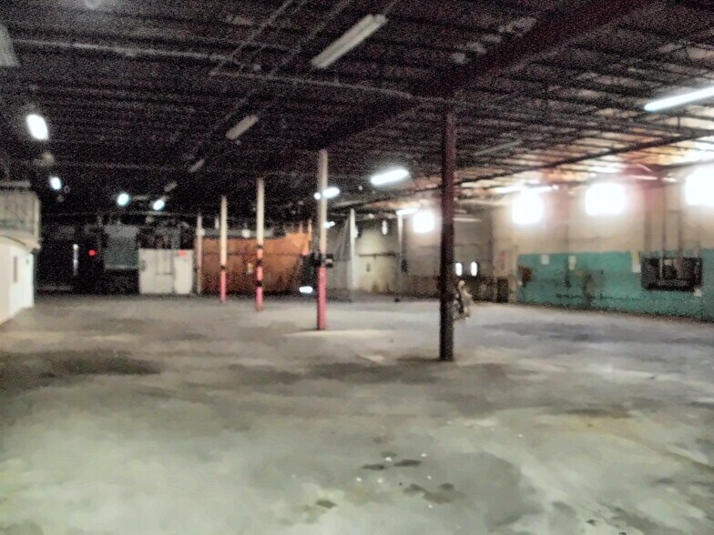 More Photos Of 670 W 20th St, Hialeah Warehouse For Lease