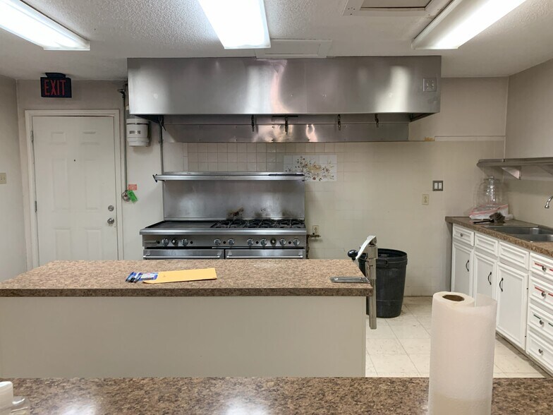 More Photos Of 2202 Upland Ave, Lubbock Flex For Sale