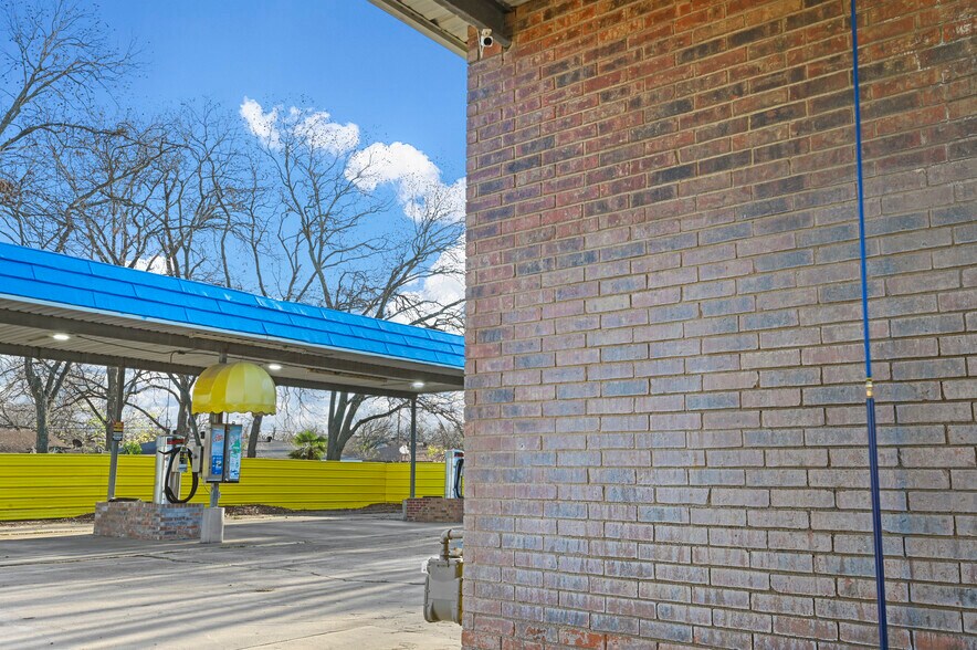 More Photos Of 805 Poindexter Ave, Cleburne Carwash For Sale