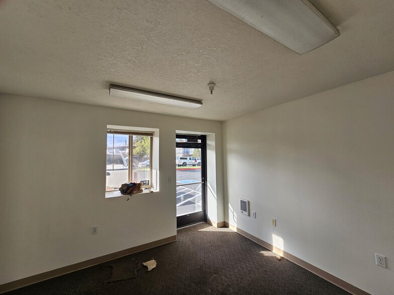 More Photos Of 840 SE Woodland Blvd, Bend Warehouse For Lease