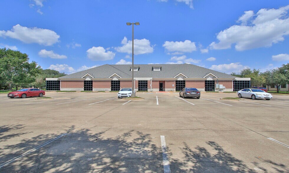 More Photos Of 12511 Emily Ct, Sugar Land Office For Sale