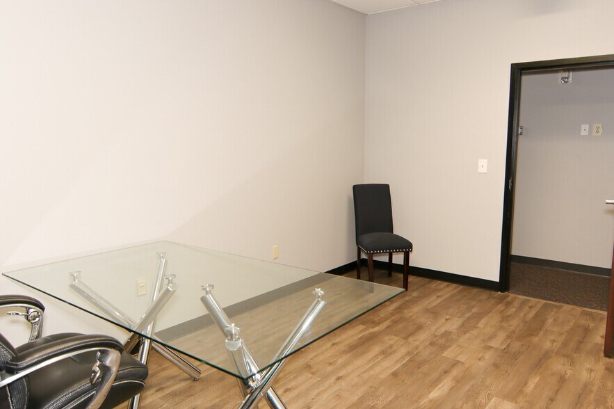 More Photos Of 2295 S Hiawassee Rd, Orlando Office For Lease