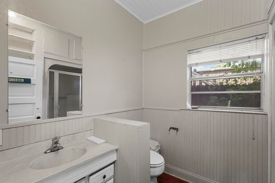 More Photos Of 505 S Washington St, Kaufman Storefront Retail Office For Sale