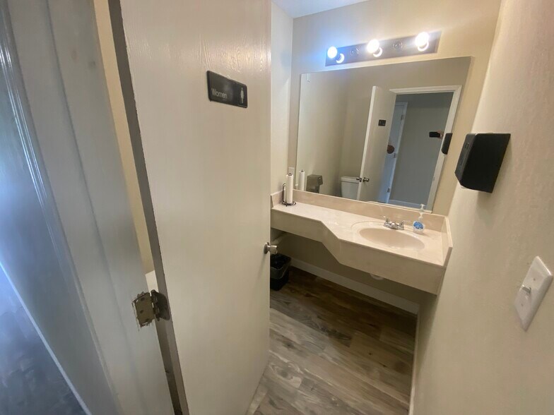 More Photos Of 1 Proactive Dr, New Florence Hotel For Sale