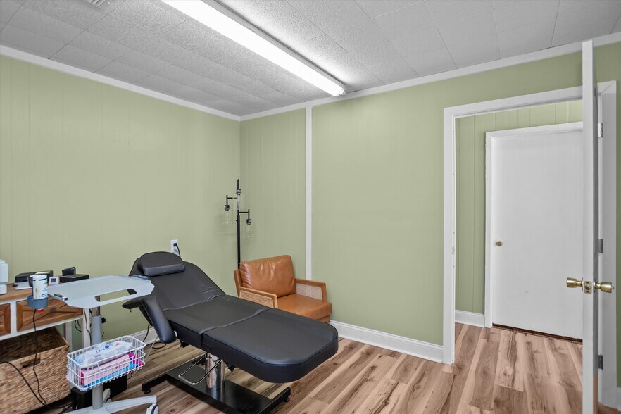 More Photos Of 205 E Denman Ave, Lufkin Flex For Sale