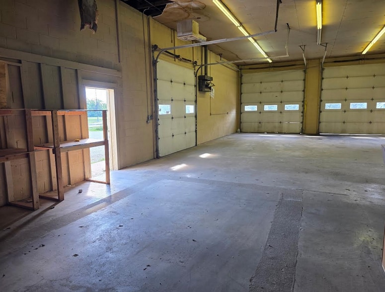 More Photos Of 704 S Metcalf Rd, Louisburg Warehouse For Lease