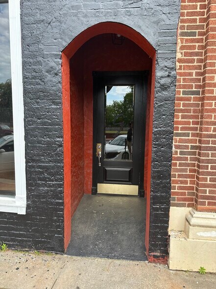 More Photos Of 9 E Main St, Buford Storefront For Lease
