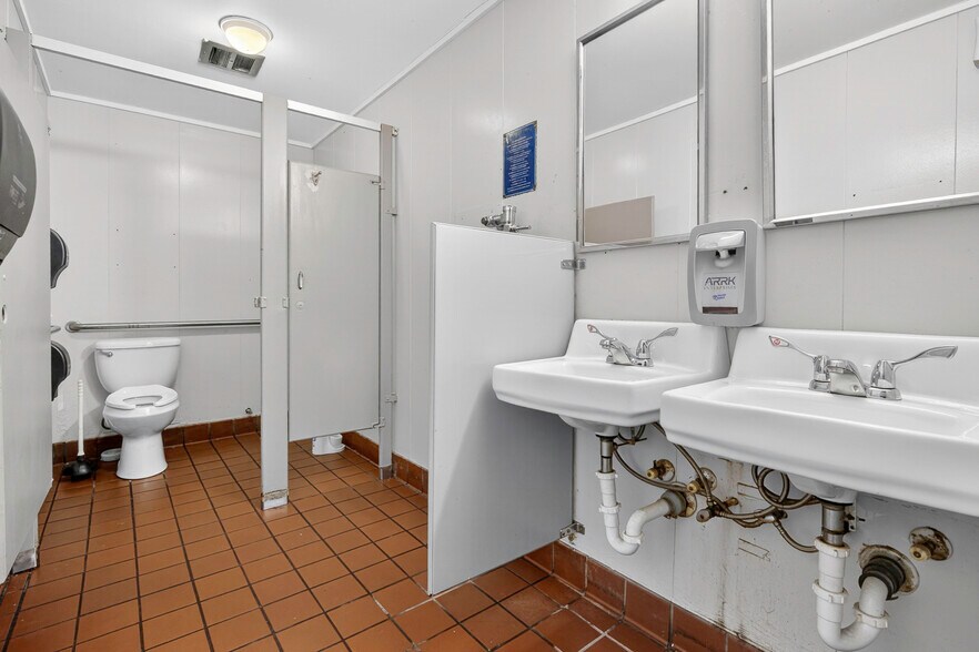 More Photos Of 1514 W Lindsey St, Norman Restaurant For Lease