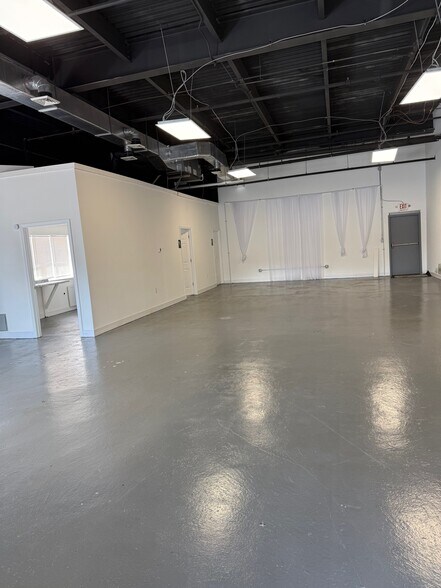 More Photos Of 635 New Park Ave, West Hartford Warehouse For Lease