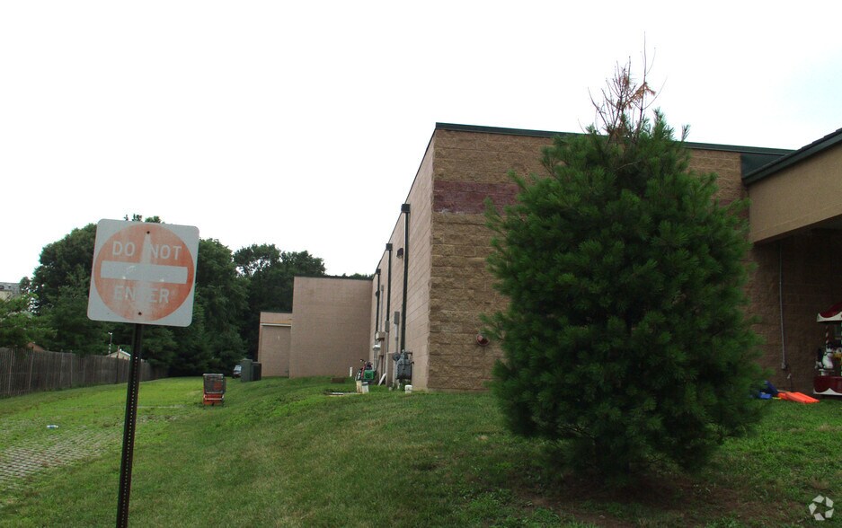 More Photos Of 1702 Mount Holly Rd, Burlington Freestanding For Lease