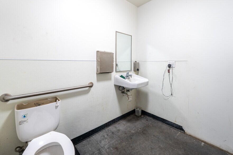 More Photos Of 5261-5265 E Washington Blvd, Commerce Warehouse For Sale