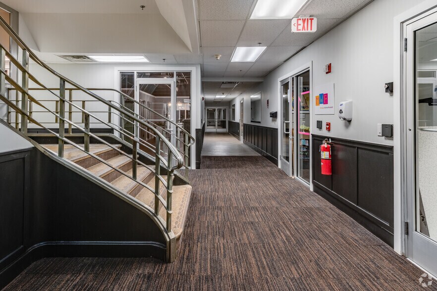 More Photos Of 200 S Washington Sq, Lansing Medical For Lease