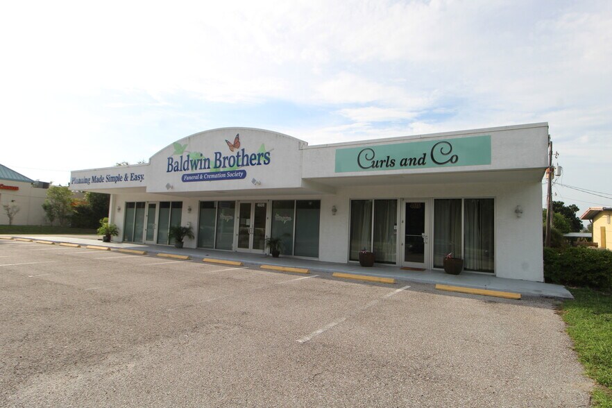 More Photos Of 4609 Bee Ridge Rd, Sarasota Medical For Sale