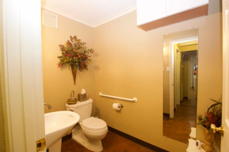 More Photos Of 2320 N Galveston Ave, Pearland Specialty For Sale