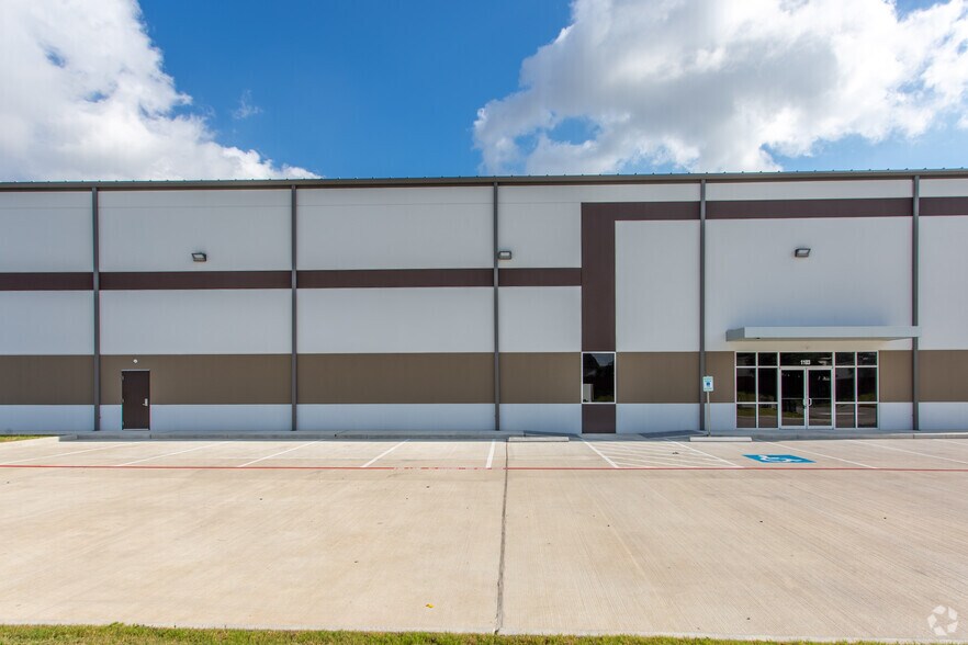 More Photos Of 1103 E Airtex Dr, Houston Distribution For Lease