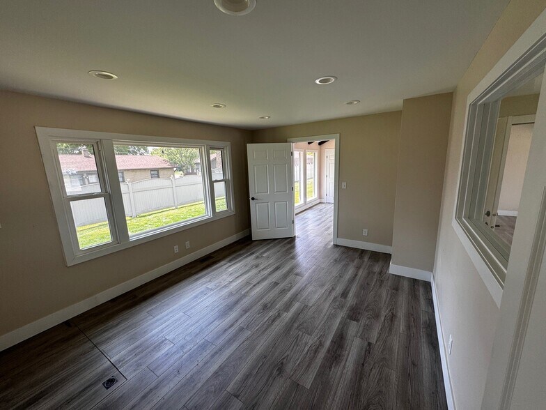 More Photos Of 906 Shooting Park Rd, Peru Freestanding For Sale