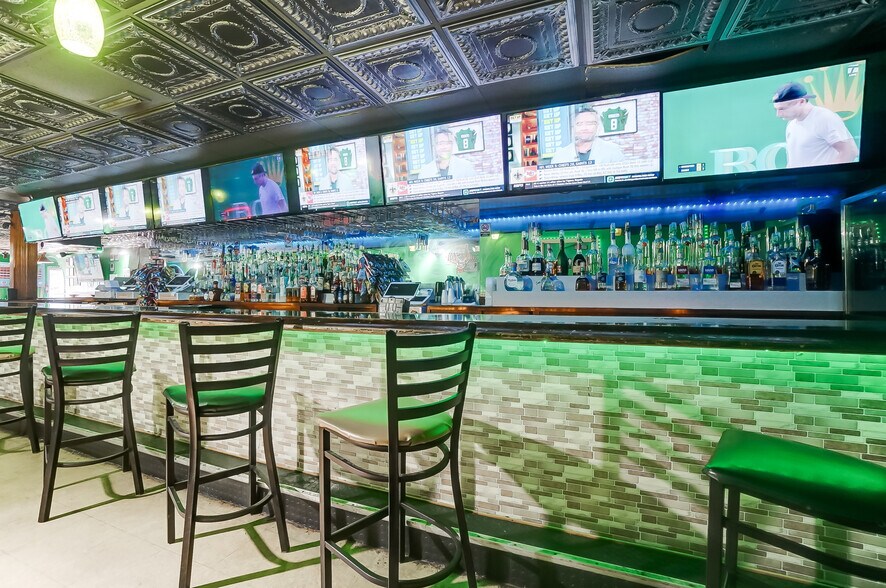 More Photos Of 7751 Reading Rd, Cincinnati Bar For Sale