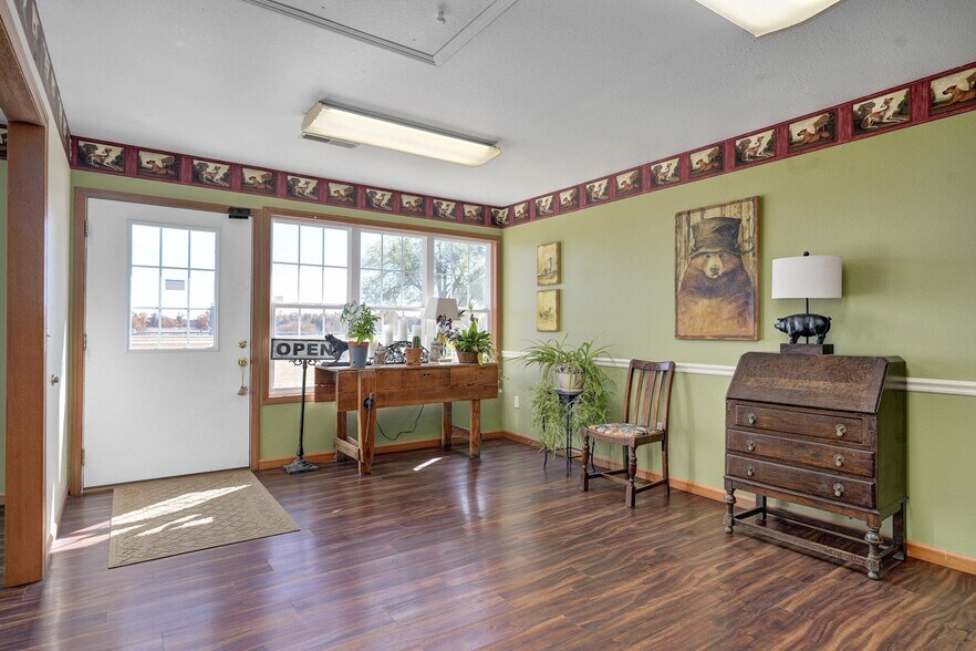 More Photos Of 11159 Lawrence 1163, Mount Vernon Veterinarian Kennel For Sale
