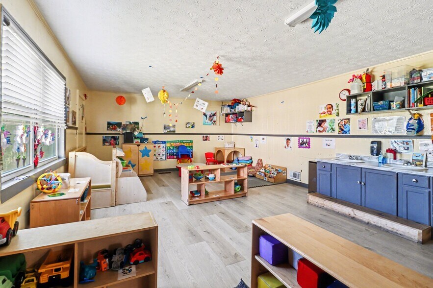 More Photos Of 983 Forest Ave, Forest Park Daycare Center For Sale