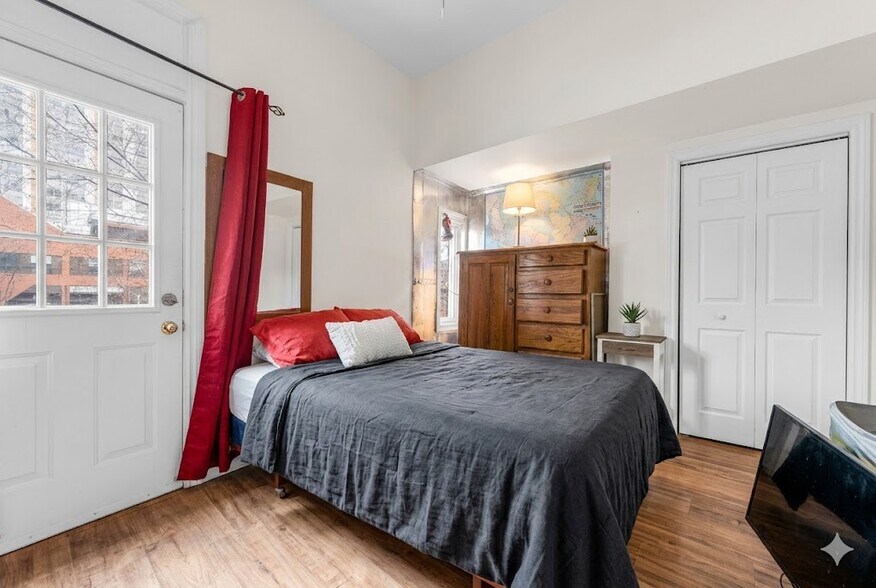 More Photos Of 320 King St E, Hamilton Storefront Retail Residential For Sale